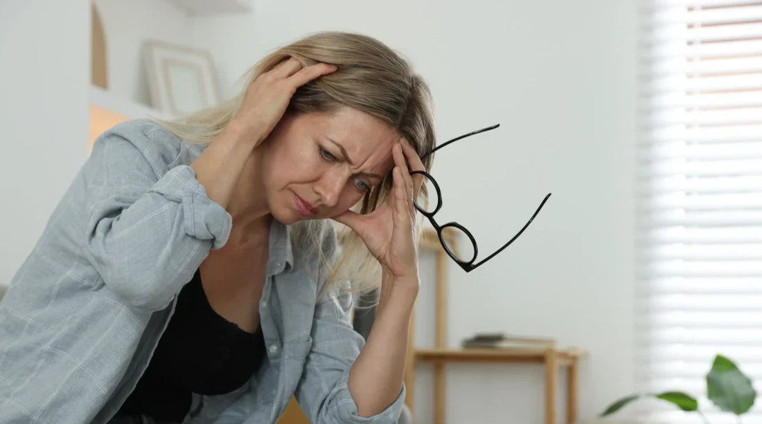 Mulher que enfrenta sintomas de menopausa