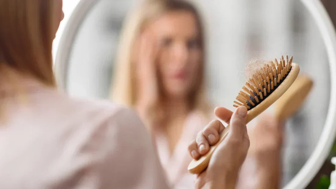 Mulher com queda de cabelo