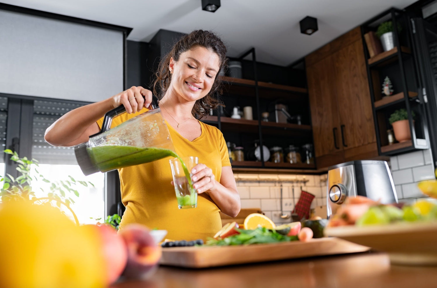 Senhora a preparar um sumo verde para melhorar o seu sistema imunitário