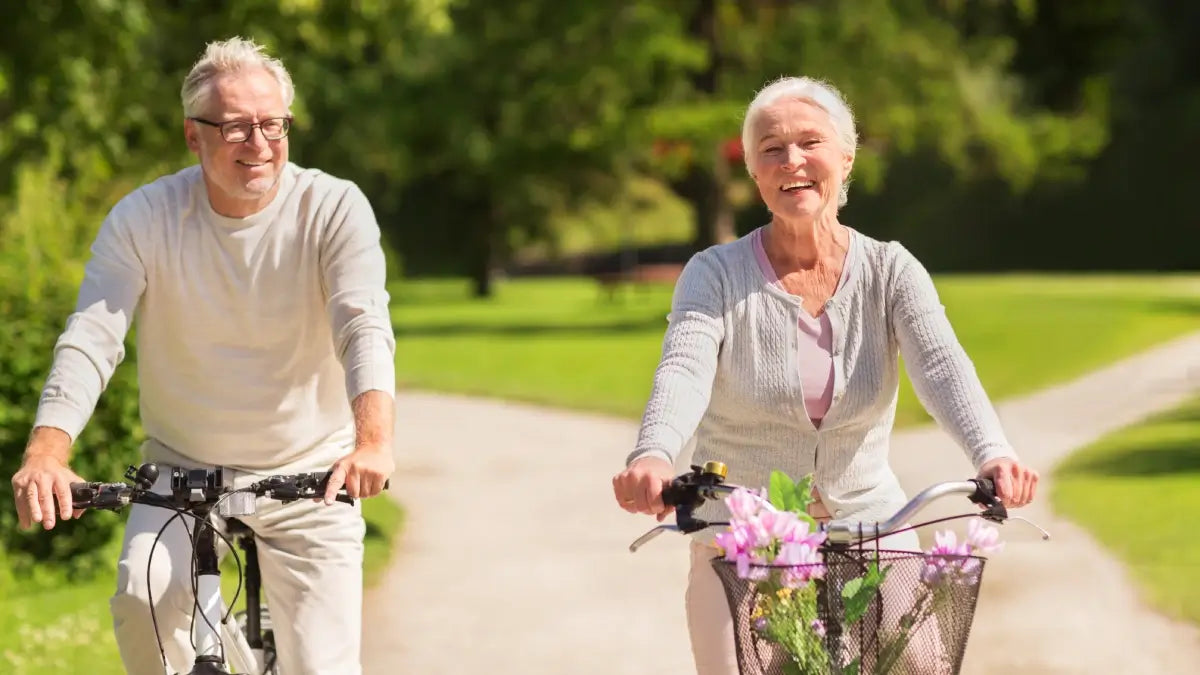 casal idoso a andar de bicicleta 