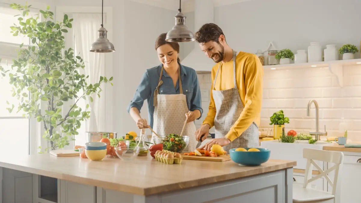 casal a cozinhar