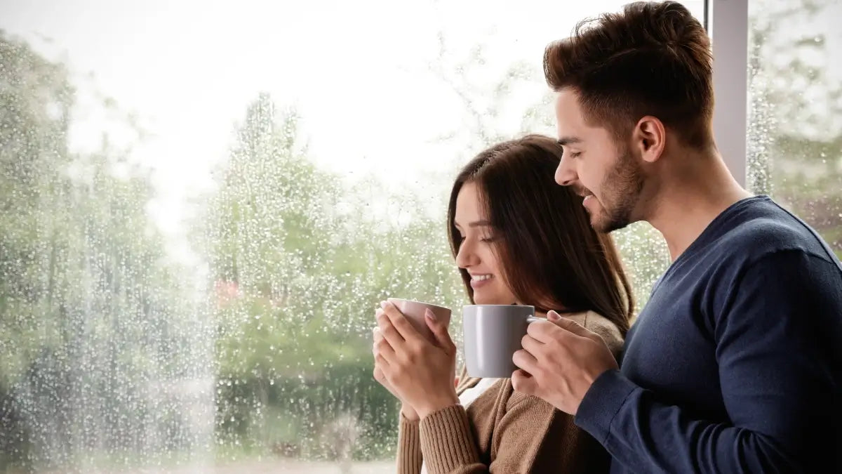 Casal a beber café como forma de reforçar o sistema imunitário