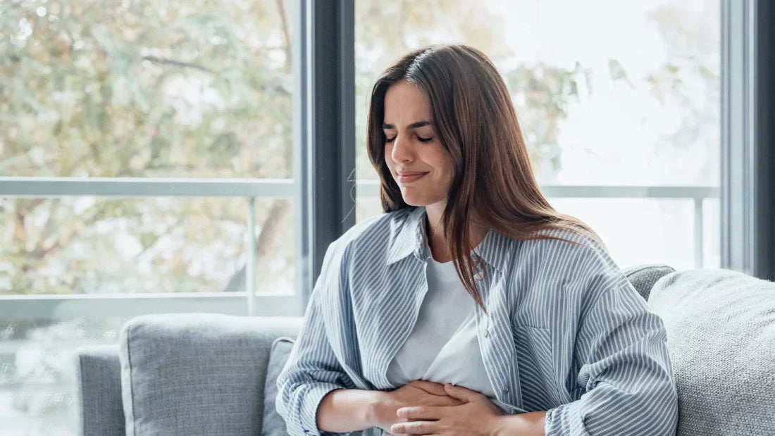 Mulher com a saúde intestinal comprometida