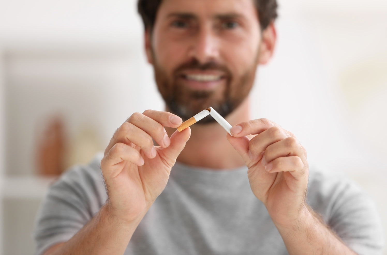 Ex-fumador a partir um cigarro ao meio
