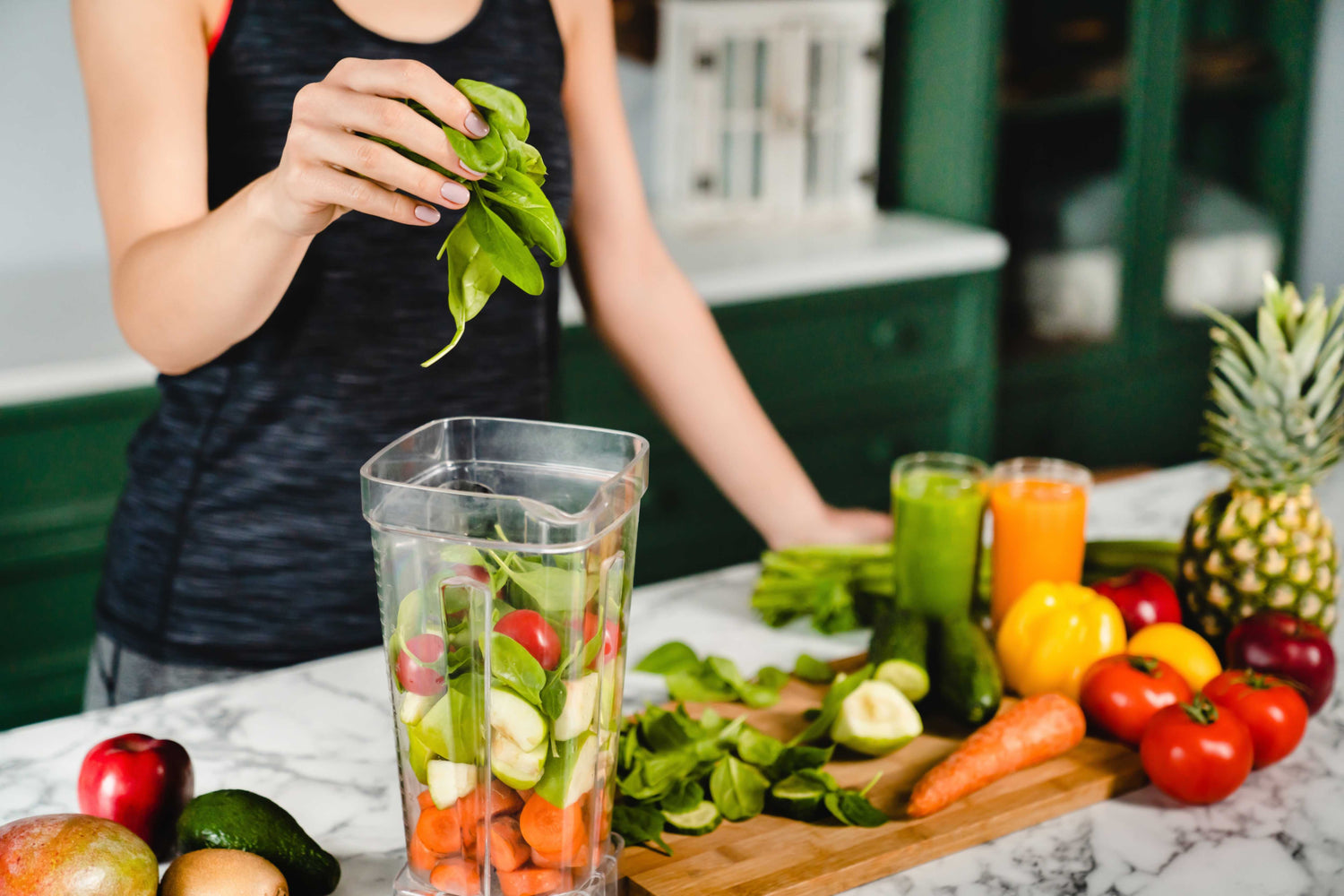 senhora a preparar um smoothie saudável com frutas e legumes frescos para emagrecimento.